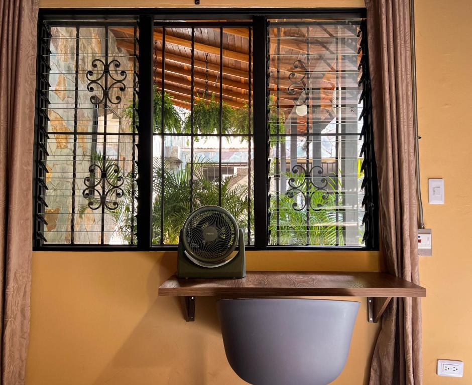 Cabin Retreat: Private Studio - 5