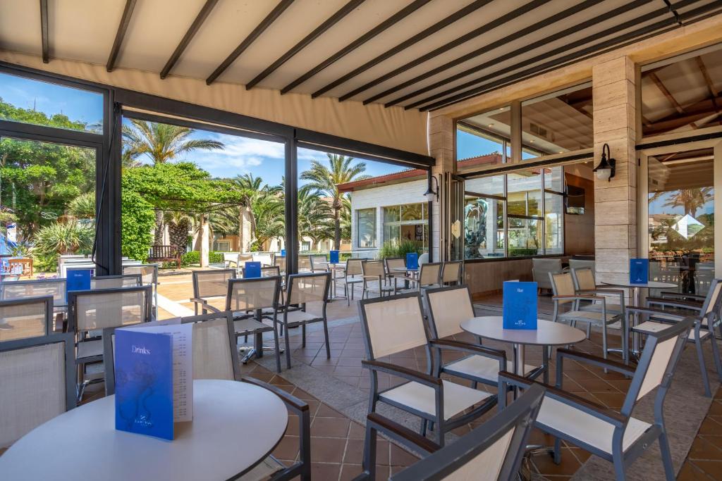 Zafiro Menorca — Restaurant & bars in Cala'n Bosch, Balearic Islands