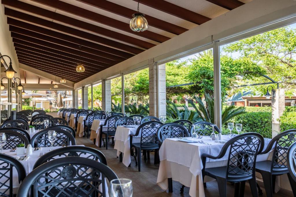 Zafiro Menorca — Restaurant & bars in Cala'n Bosch, Balearic Islands