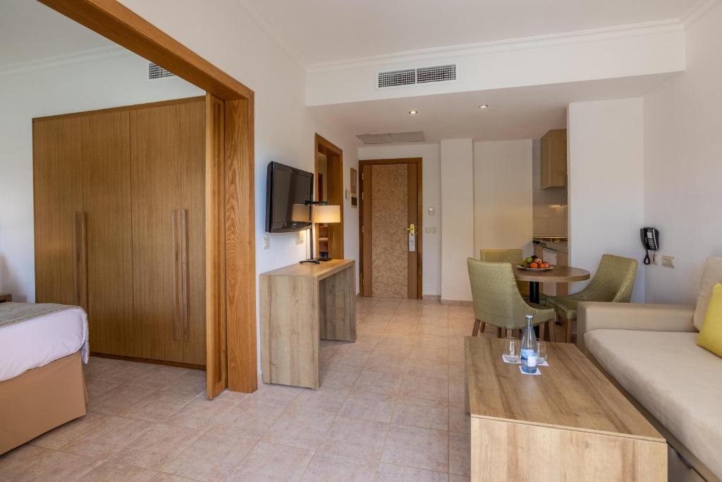 Zafiro Menorca — Hotel rooms in Cala'n Bosch, Balearic Islands