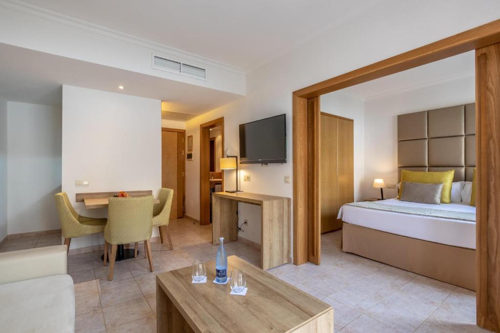 Zafiro Menorca — Hotel rooms in Cala'n Bosch, Balearic Islands