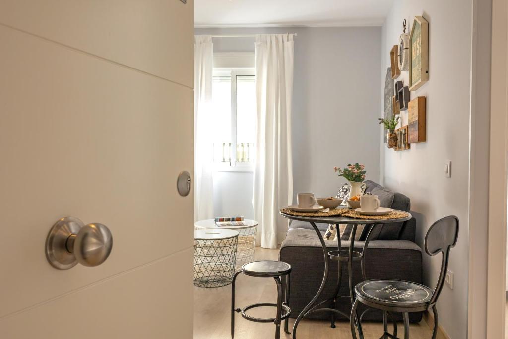Charming 2 Bedroom Apartment at Iconic Triana neighborhood by OCityzen - 5