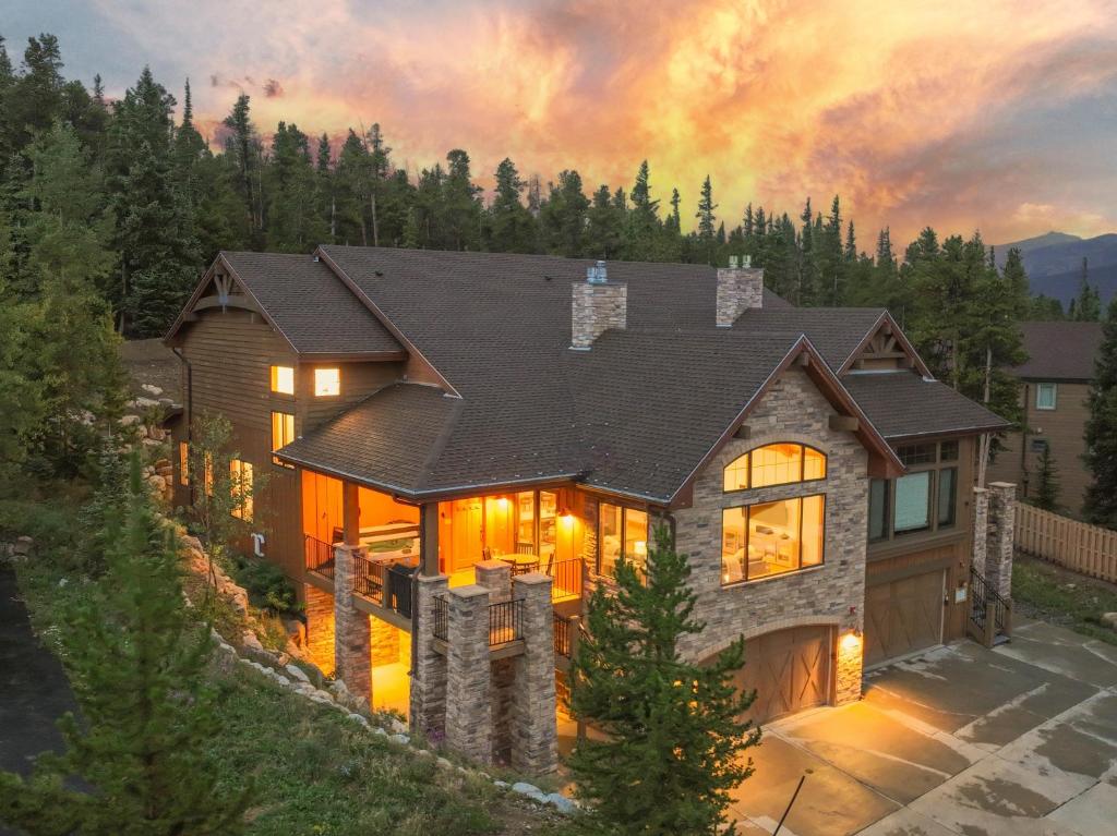 Warm and luxurious, spectacular views, all en-suites, hot tub, shuffle board, arcade machine!!, Breckenridge