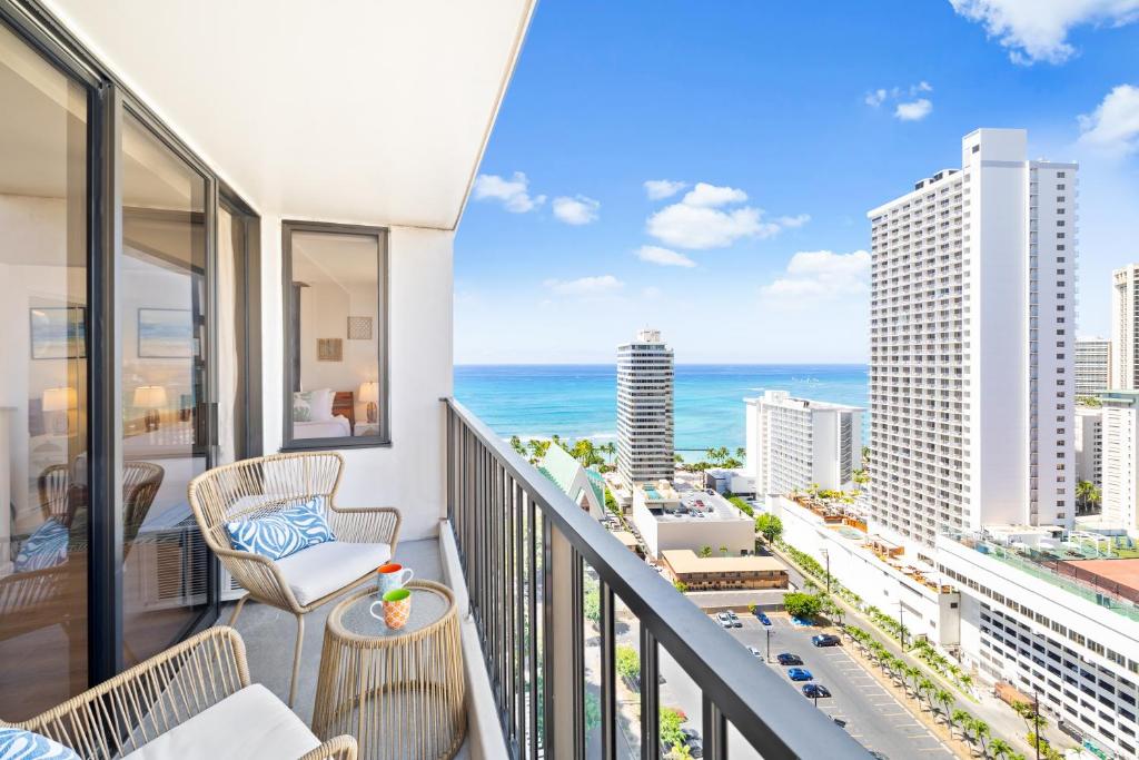 25th Floor Ocean View, Steps to Waikiki Beach, Free Parking, Honolulu