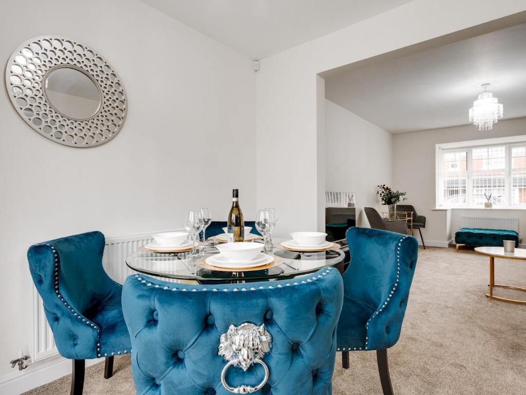 Pass the Keys Modern and Cozy Kirkby Retreat Parking Sleeps 5, Knowsley