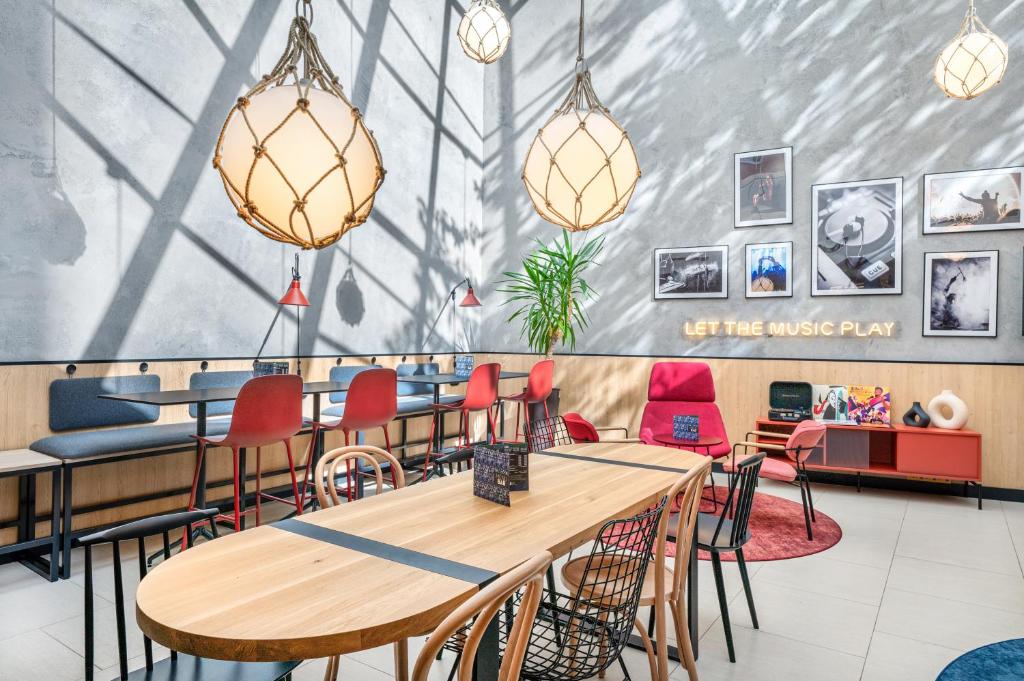 Shared lounge/TV area