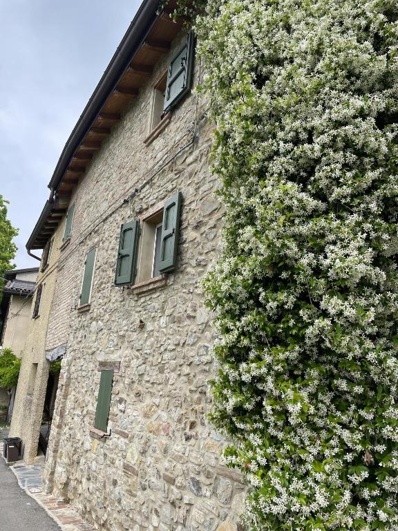 Alloggio con camino nel borgo del castello