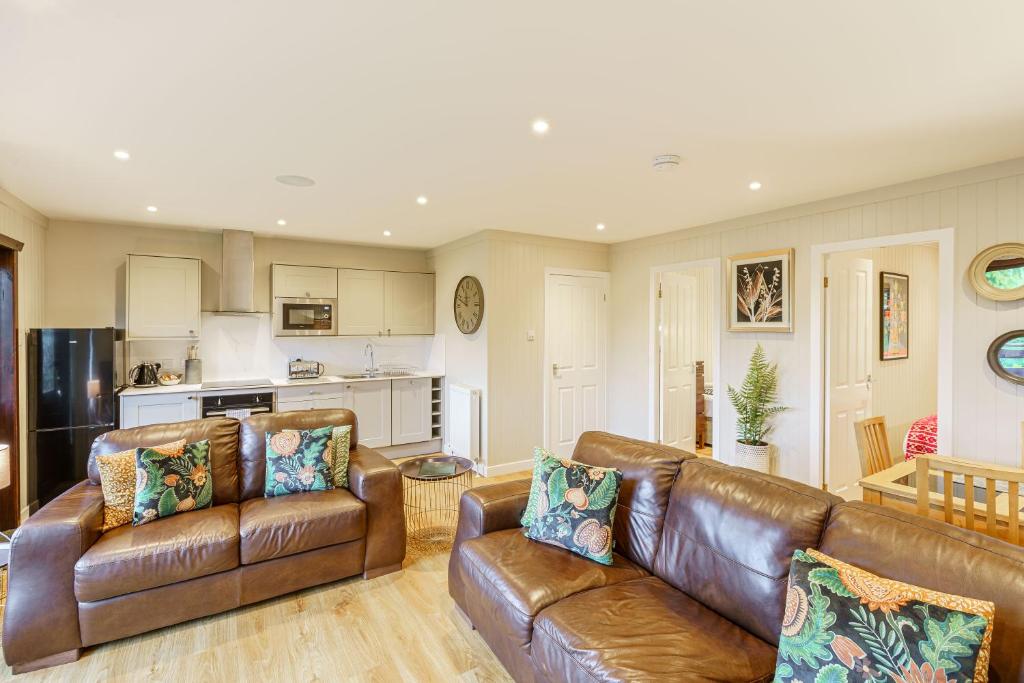 Conifer Lodge 25 with Hot Tub, Newton Stewart