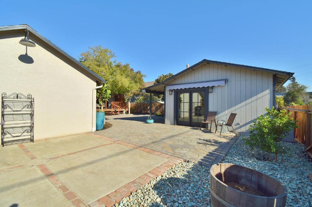 Modern Immaculate Downtown Cottage with private yard
