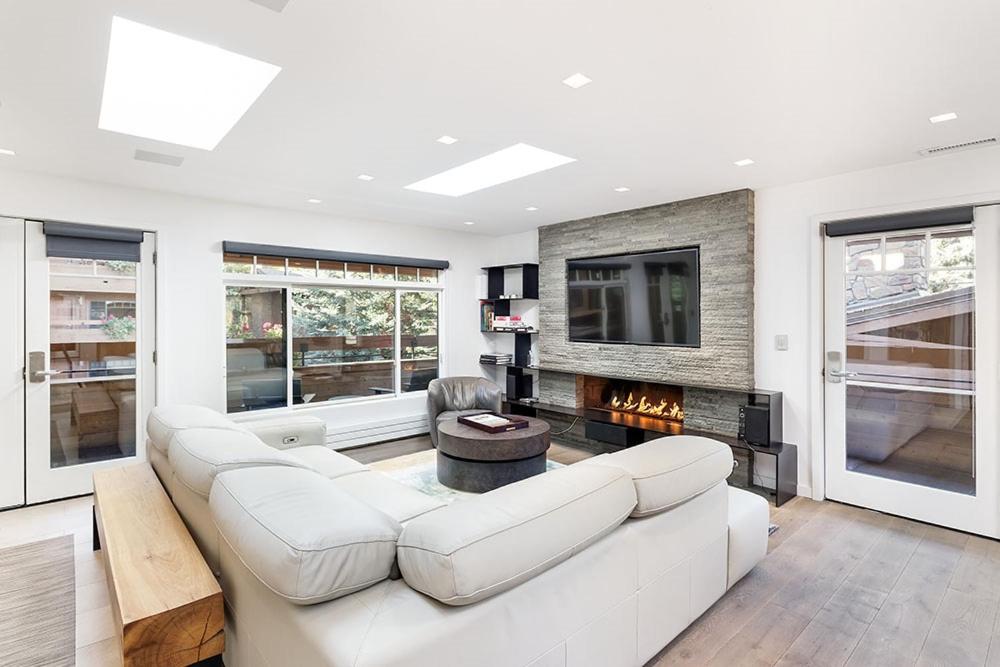 Fasching Haus Unit 390, Luxury Penthouse w/ Exceptional Views, Beautiful Decor, and Natural Light, Aspen