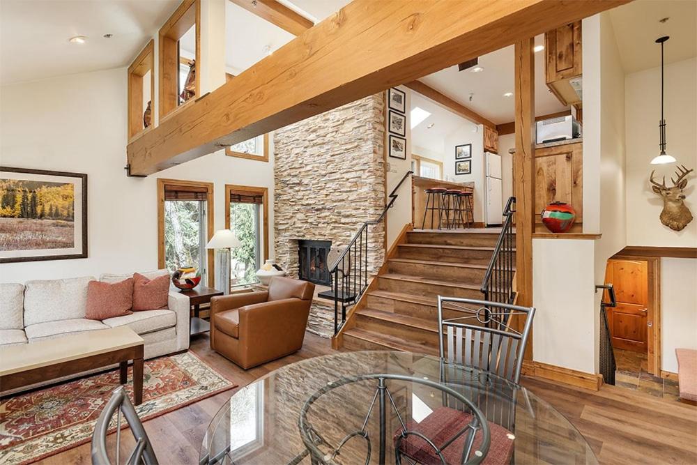 Old Hundred Unit 104, Sunny, Corner Townhouse, Treetop Views, 3 Blocks to Aspen Mtn, Aspen