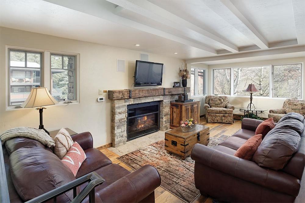Fasching Haus Unit 8, Deluxe Condo w/ A/C, Private Deck, 2 Blocks to Downtown, Aspen