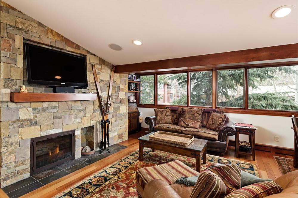 Fasching Haus Unit 5, Deluxe Condo with Great Natural Light & Amazing Location, Aspen
