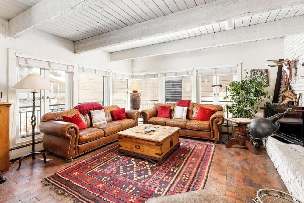 Glory Hole Unit C, Remodeled condo w/ excellent location, wood-burning fireplace & new kitchen, Aspen