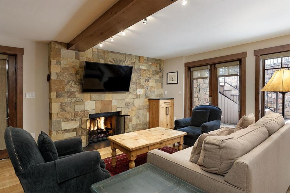 Fasching Haus Unit 12, Lower Level Deluxe Condo w/ Open Living Area & Gas Fireplace, Aspen