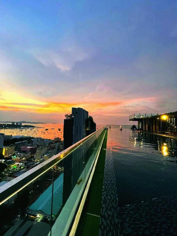 The Base Apart, Pattaya Central