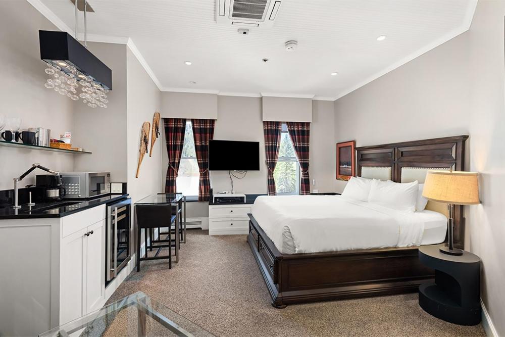 Independence Square 302, Top Floor Stylish Hotel Room with Wet Bar, A/C, in Downtown Aspen, Aspen