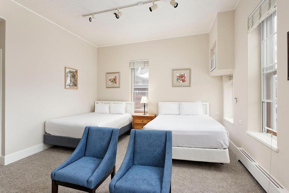 Independence Square 213, Spacious Hotel Room with 2 Queen Beds, Wet Bar, and Sitting Area, Aspen