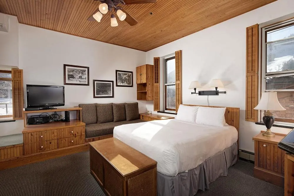 Independence Square 311, Best Location! Hotel Room with Rooftop Hot Tub in Aspen，位于阿斯潘的酒店