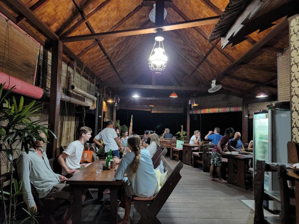 Sam's Bungalows And Treks