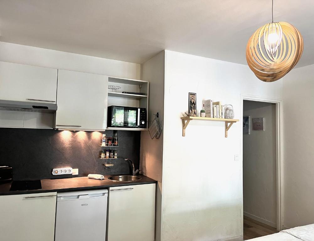 LE GEROUDIS - Studio centre ville - plage -clim - 2