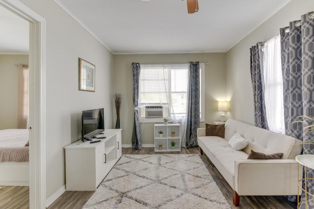 about 1 Mi to the Strand Central Unit in Galveston!, Galveston