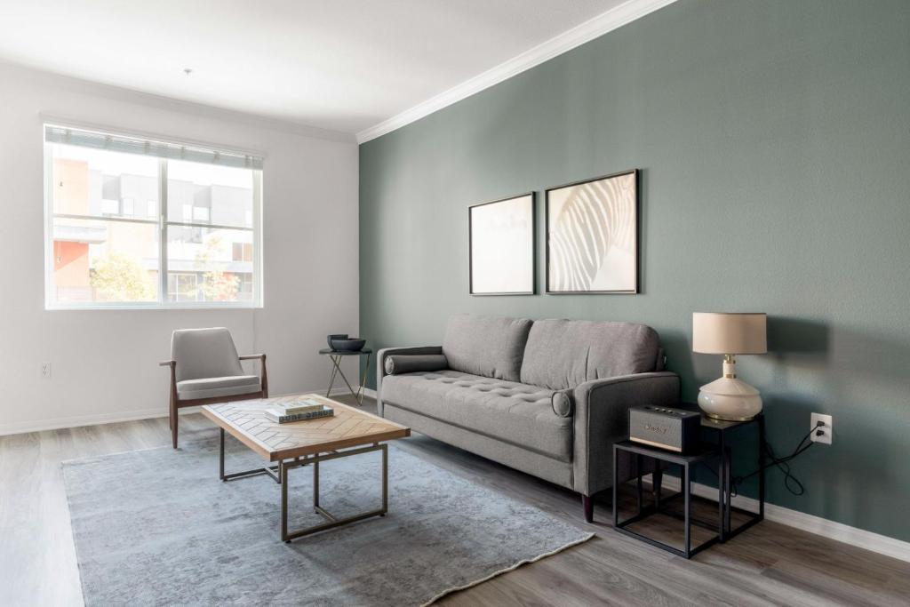 Hollywood 1BR w Gym Pool nr Hollywood Blvd LAX-232, Los Angeles