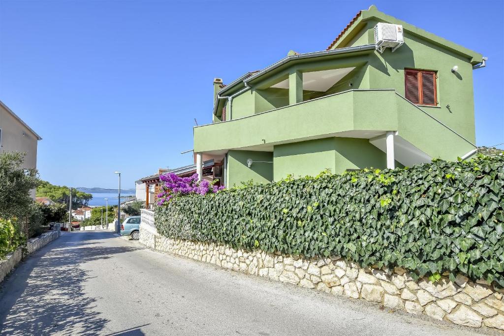 Apartment Burin, Drage