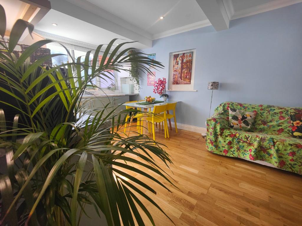 Self-contained flat, off street parking close to town and beach, Bournemouth