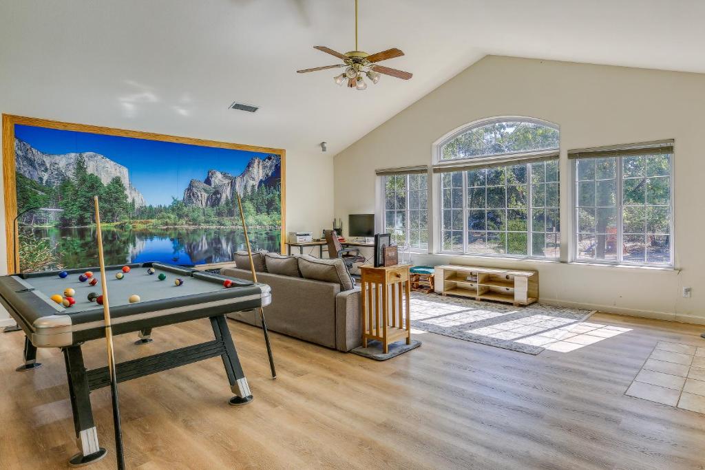 Pet Friendly Mariposa Retreat with Spacious Patio!