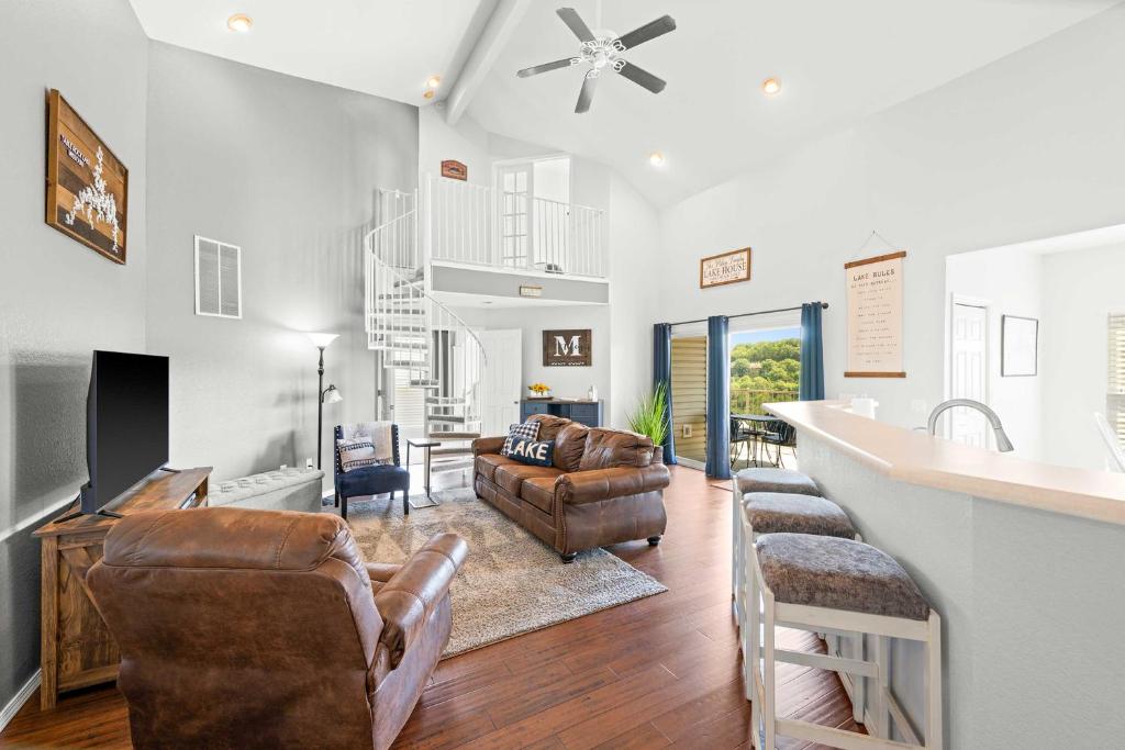 Condo in Lakefront Resort with Boat Launch and Pool!, Kimberling City