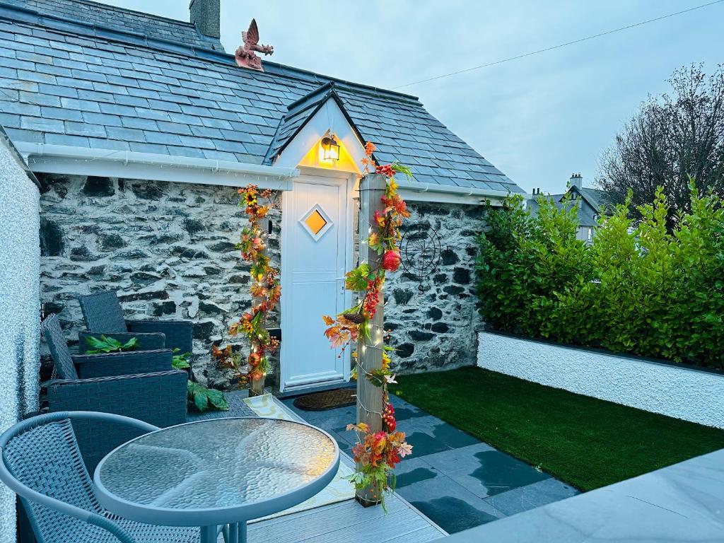 White Mermaid Cottage, Newborough photo 3