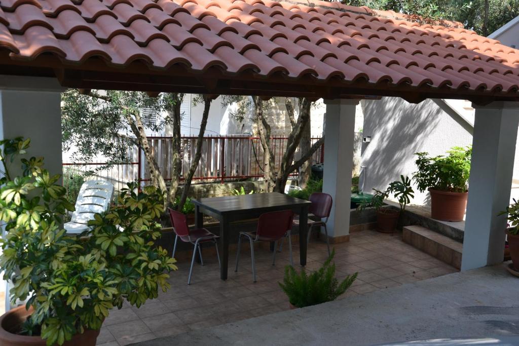 Apartmani Dub — Hotel in Cavtat