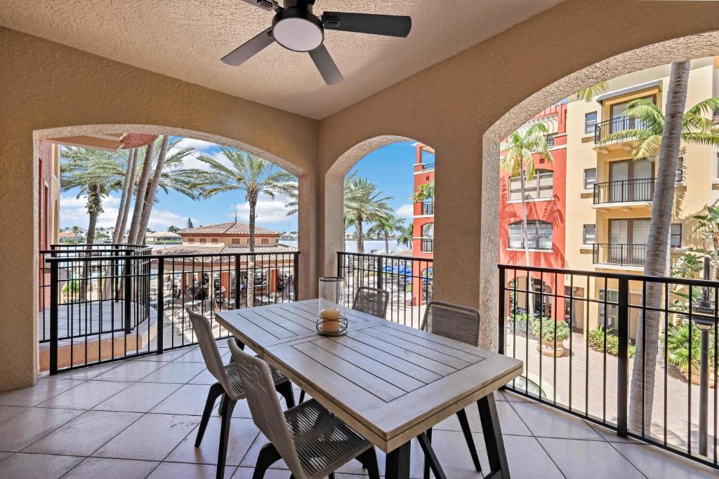 Exquisite condo with two balconies overlooking bay, Marco Island