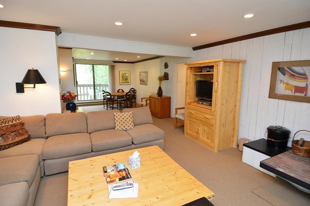 Riverview Unit 8, All the Essentials Riverside Condo with Access to Pool & Hot Tub, Aspen
