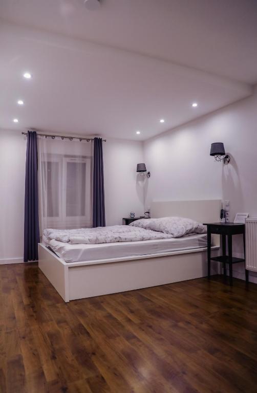 White Apartment in center of Katowice, Katovice