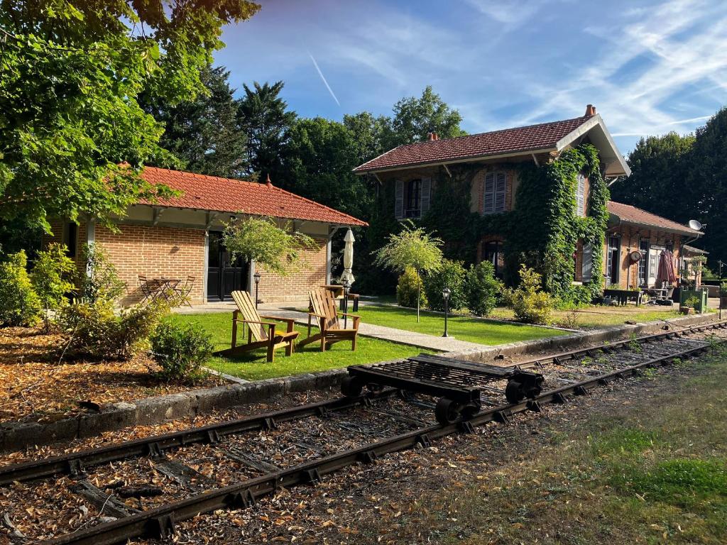 Échappée Enchantée dans une Ancienne Gare au Bord de la Forêt d'Orléans - FR-1-590-268, Combreux