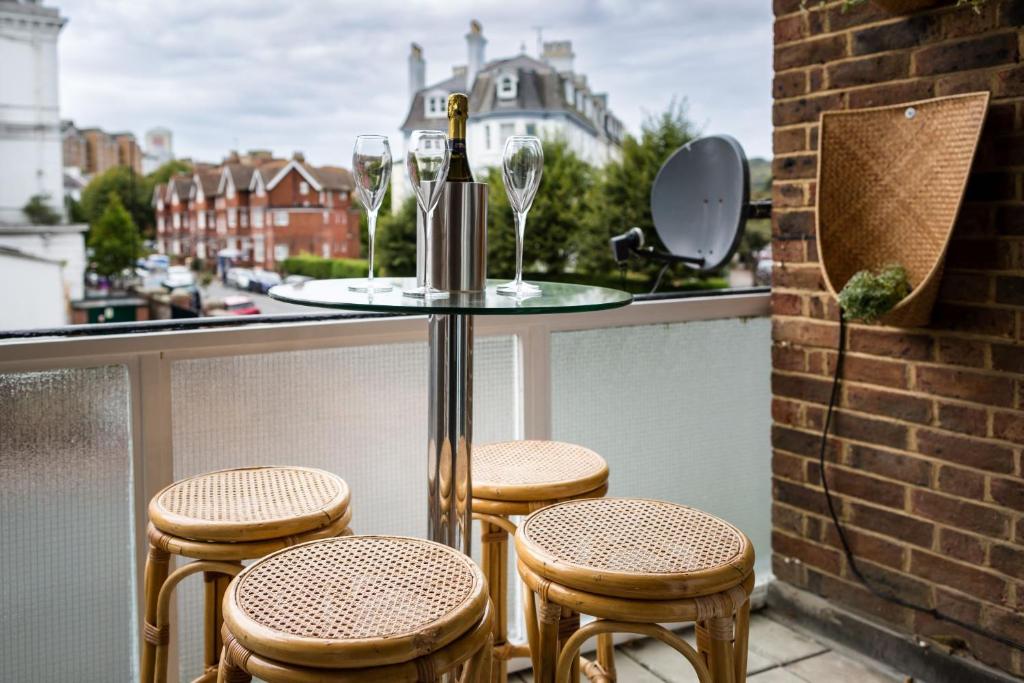 Sea Downs - moments from beach, Eastbourne