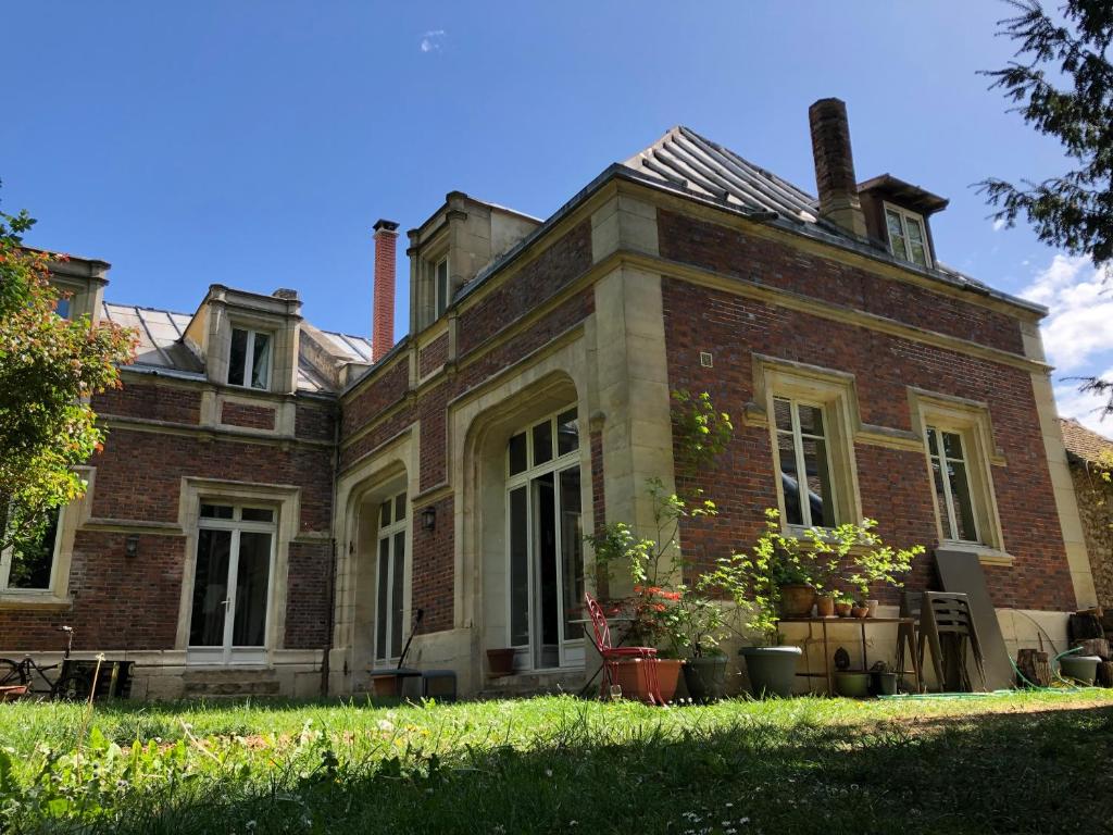 Grandes chambres dans un corps de ferme rénové du château du Piple, à 16km de Paris