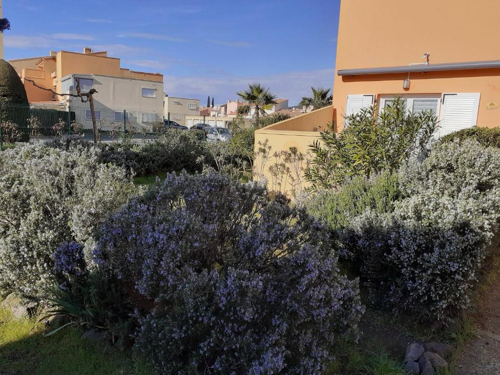 App T2 entièrement rénové en résidence proche à pied de la plage de la Roquille et de tous commerces parking privé gratuit climatisation wifi - 4