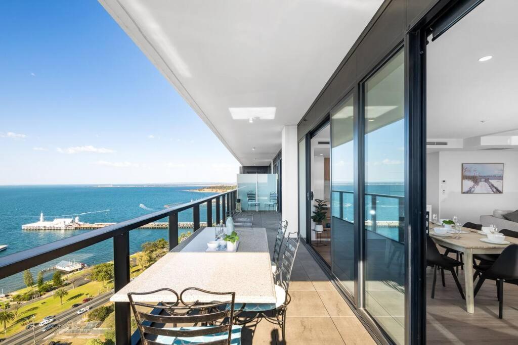 2BR Penthouse with Bay Views by Short & Long Stays, Geelong