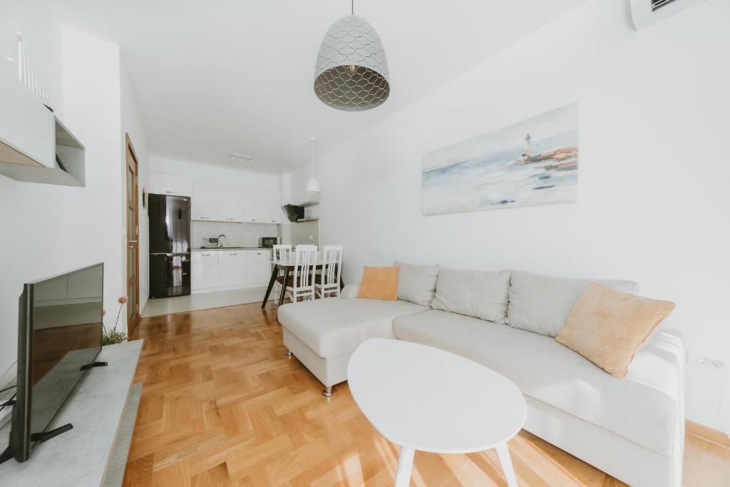 Modern Spacious Mediterranean Fully Equipped 1BR Apartment in Budva, Free Parking - 1