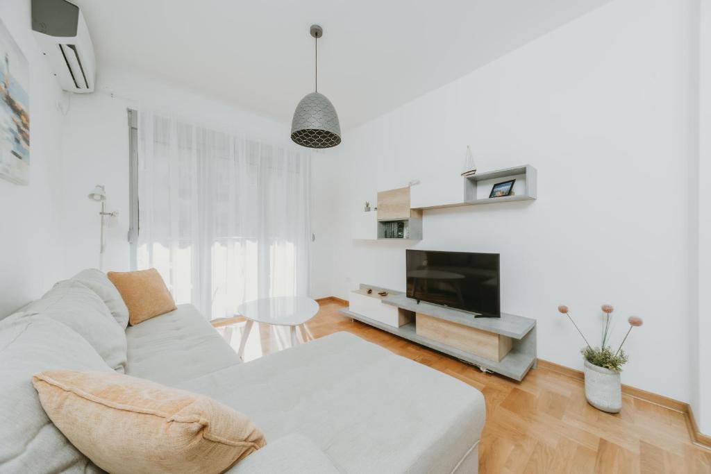 Modern Spacious Mediterranean Fully Equipped 1BR Apartment in Budva, Free Parking - 5