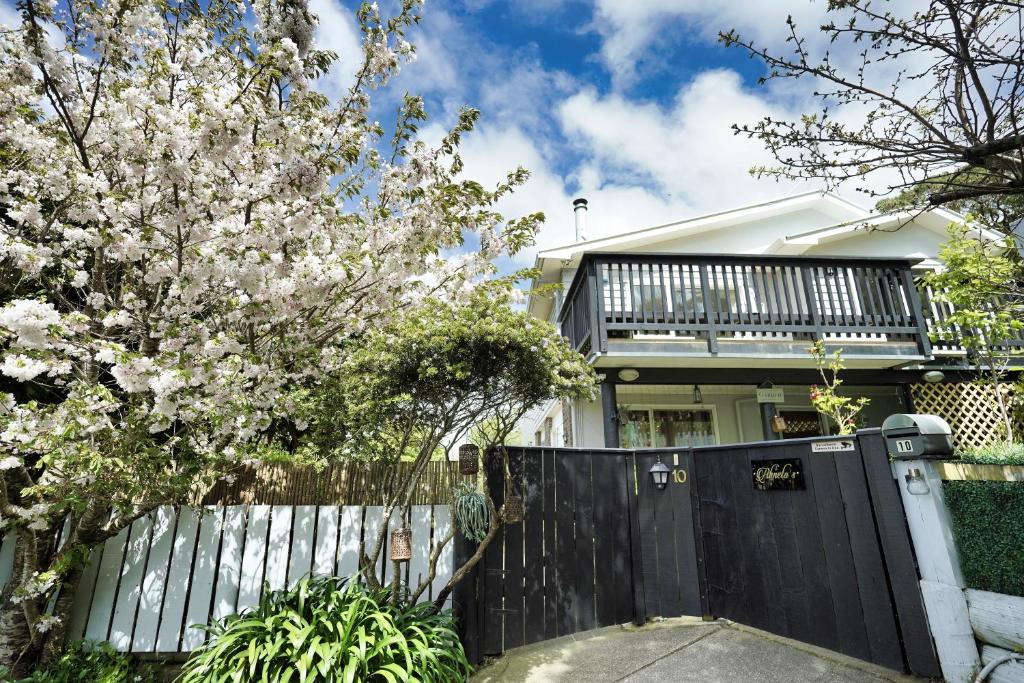 Entire ground floor with full-privacy and family-friendly popular to ferry catchers, Wellington