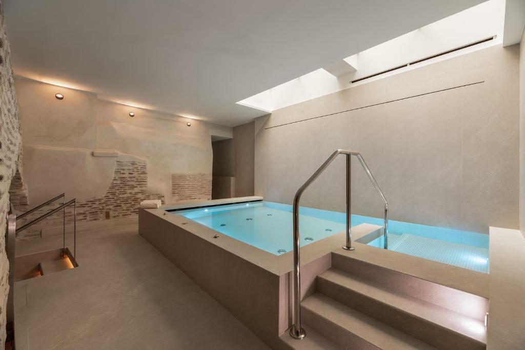Swimming pool, Aurea Toledo by Eurostars Hotel company in Toledo