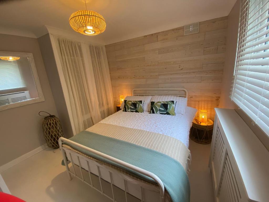 Leeward Lodge in Totland Bay, Isle of Wight - dog-friendly self-catering lodge