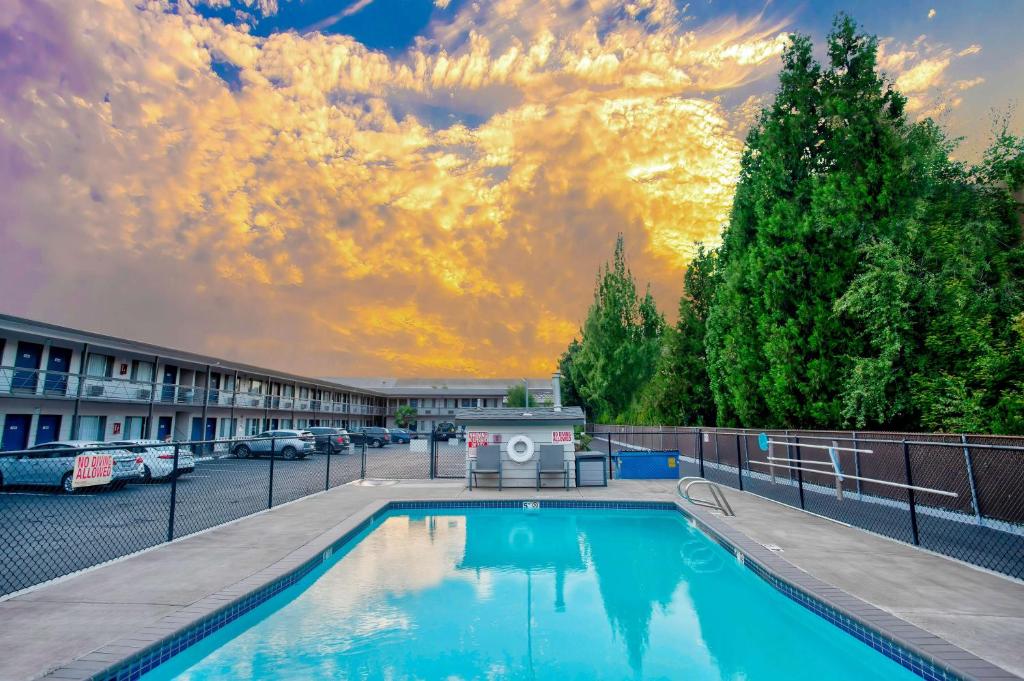 Motel 6 Salem OR - Expo Center 전경