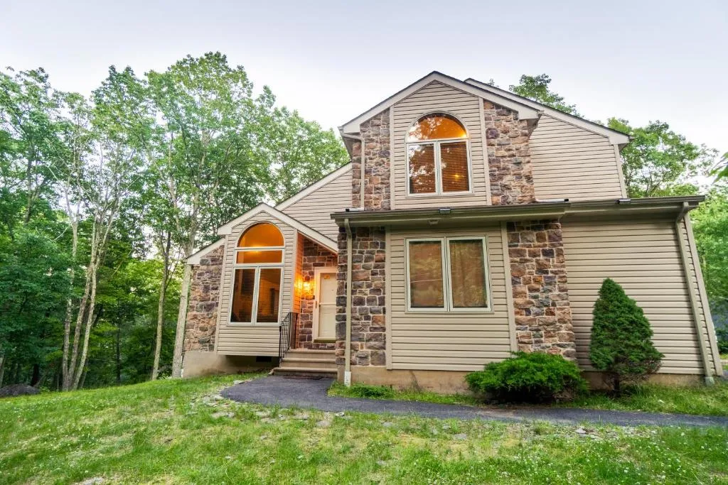 Harmony Hill Stylish 4bd Mountain Retreat, Hot Tub, Games，位于布什基尔的酒店