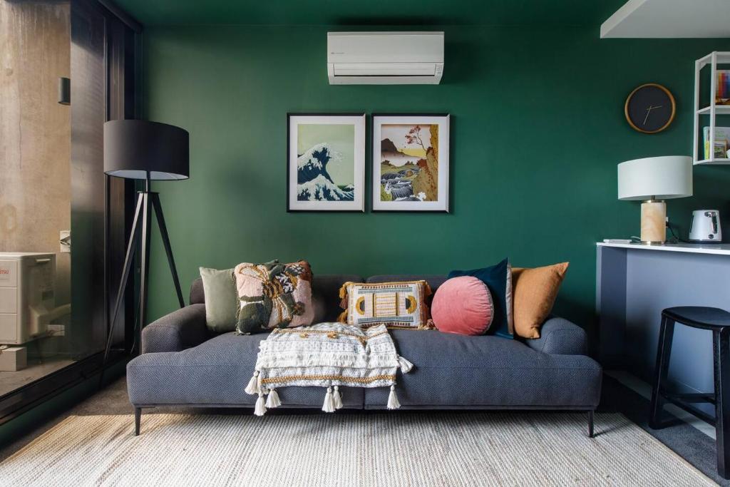 Evergreen Oasis - Poolside Living on Stanley Street, Melbourne