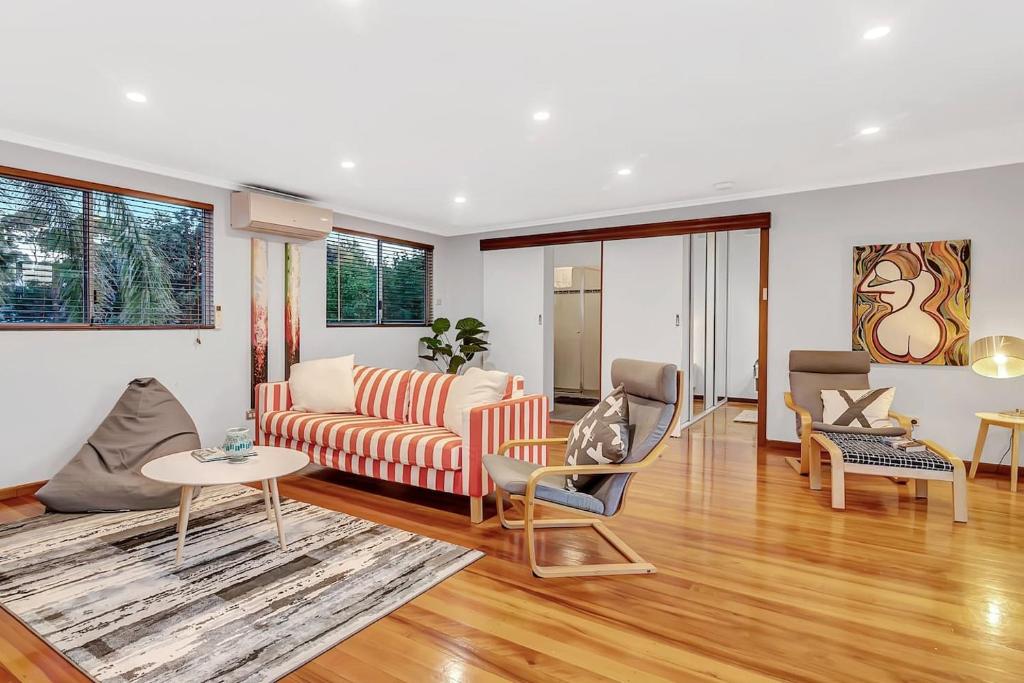 'Harmony Lodge' A Cheerful Beachside Refresh, Adelaide